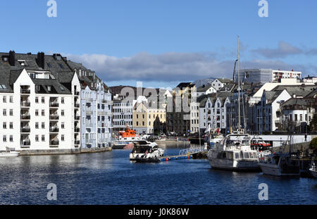 Edifici moderni sul lungomare del porto a Alesund. Ålesund, Møre og Romsdal, Norvegia. Foto Stock