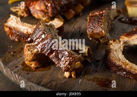 In casa impertinente cotta bimbo indietro nervature pronto a mangiare Foto Stock