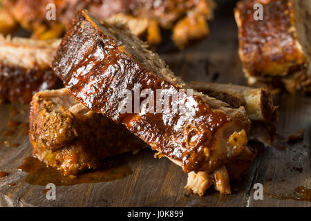 In casa impertinente cotta bimbo indietro nervature pronto a mangiare Foto Stock