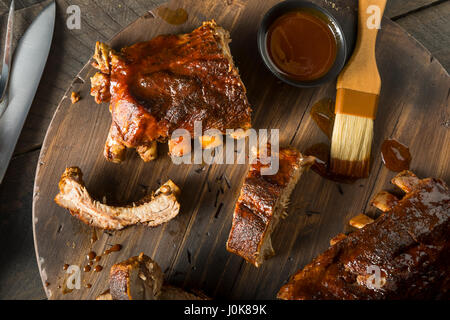 In casa impertinente cotta bimbo indietro nervature pronto a mangiare Foto Stock