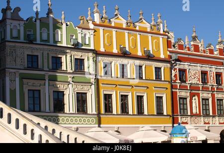 Vecchia casa con architettura decorativa dettagli nel centro della città vecchia di Zamosc, Polonia Foto Stock