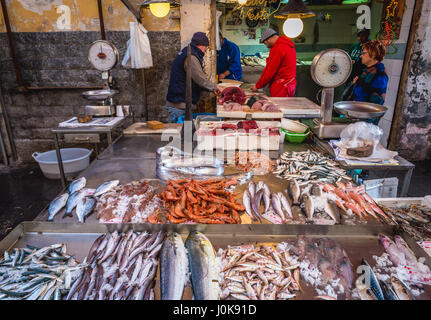 Pesci e gamberetti per la vendita sul quotidiano mercato all'aperto nella città di Siracusa, angolo sud-est dell'isola di Sicilia, Italia Foto Stock
