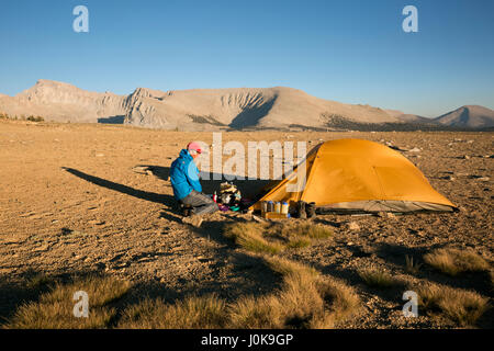 CA03209-00...CALIFORNIA - John Muir Trail escursionista preparare un pasto serale al campeggio sul Bighorn altopiano nel Parco Nazionale di Sequoia. Foto Stock