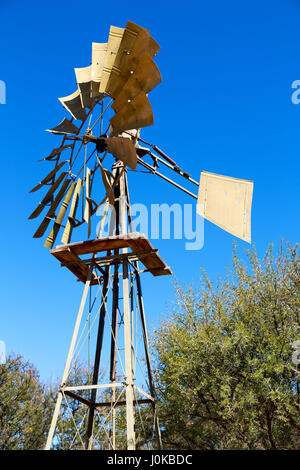 Blur in Sud Africa il mulino a vento di tecnologia della turbina nel parco nazionale Foto Stock