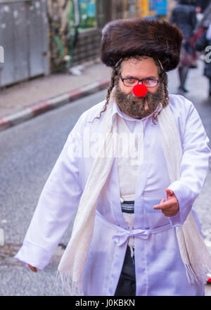 Ultra ortodosso uomo durante la festa di Purim nel complesso Mea Shearim a Gerusalemme Foto Stock