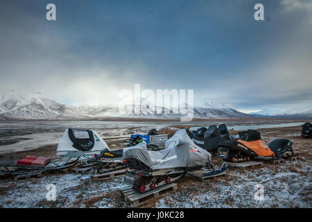 Motoslitte in attesa per l'inverno di Longyearbyen Svalbard, Norvegia Foto Stock