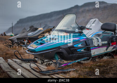 Motoslitte in attesa per l'inverno di Longyearbyen Svalbard, Norvegia Foto Stock