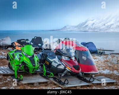 Motoslitte in attesa per l'inverno di Longyearbyen Svalbard, Norvegia Foto Stock