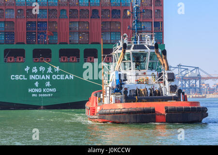 Rotterdam, Paesi Bassi - 9 Aprile 2017: CSCL Oceano Indiano nave portacontainer con rimorchiatore nel porto di Rotterdam Foto Stock