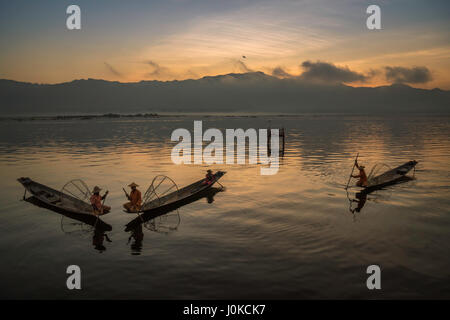 La raccolta dei pescatori nelle prime ore del mattino sul Lago Inle in Myanmar Foto Stock