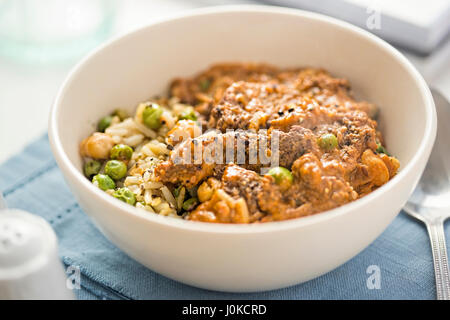 Curry di agnello con piselli e ceci Foto Stock