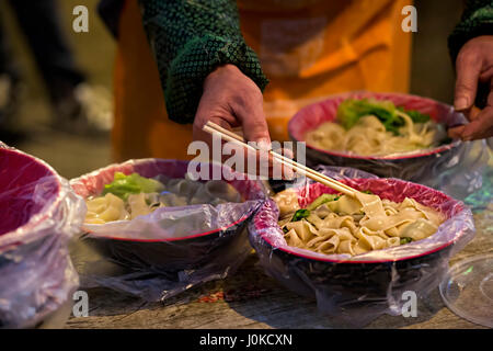 Ramen zuppa di noodle cinesi il cibo di strada di notte Foto Stock
