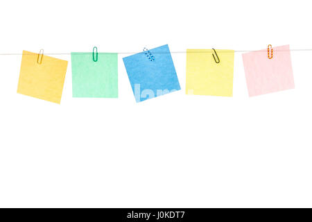 Colorato di giallo, verde, blu, adesivi rossi con clip di carta appeso a una fune isolati su sfondo bianco Foto Stock