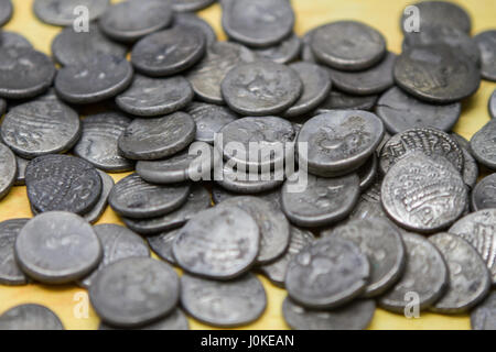 Antiche monete celtiche in una pila Foto Stock