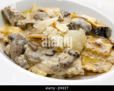 Ravioli di italiano con funghi e formaggio parmigiano. DOF poco profondo. Foto Stock