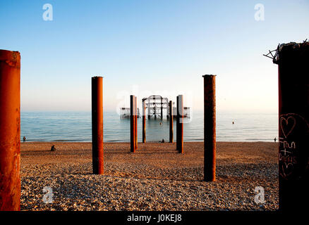 Brighton e Hove il Molo Ovest è un famoso punto di riferimento sulla costa sud dell'Inghilterra, ora un bruciata scheletro arrugginimento dovuto a 2 fuochi in 2003. Foto Stock