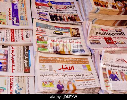 Visualizzazione della lingua araba quotidiani in vendita in edicola del Cairo in Egitto Foto Stock