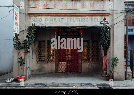 George Town, Malesia - 21 Marzo 2016: facciata del vecchio edificio bottega nel Patrimonio Mondiale di UNESCO zona di buffer di George Town, Penang, Malaysia a marzo Foto Stock