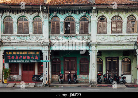 George Town, Malesia - 27 Marzo 2016: facciata del vecchio edificio situato nel Patrimonio Mondiale di UNESCO zona di buffer, George Town, Penang, Malaysia il 27 marzo Foto Stock