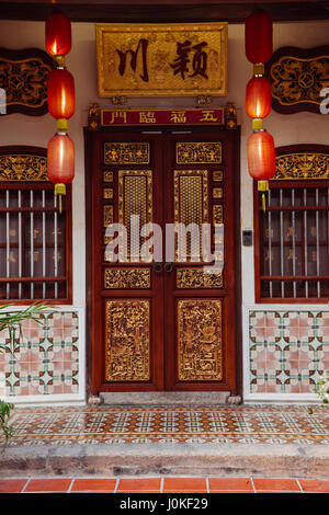 George Town, Malesia - 24 Marzo 2016: facciata del vecchio edificio situato nel Patrimonio Mondiale di UNESCO zona di buffer, Armenian Street, George Town, Penang, malese Foto Stock