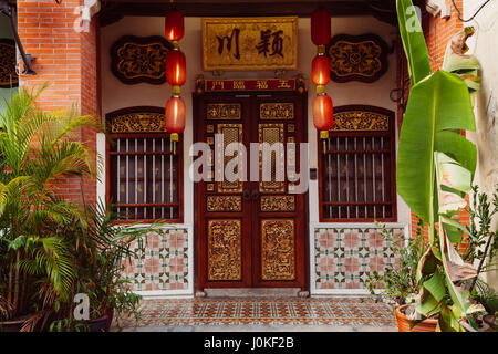 George Town, Malesia - 24 Marzo 2016: facciata del vecchio edificio situato nel Patrimonio Mondiale di UNESCO zona di buffer, Armenian Street, George Town, Penang, malese Foto Stock