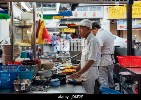 George Town, Malesia - 22 Marzo 2016: Senior vende tagliatelle presso Kimberly cibo di strada del mercato notturno su Marzo 22, 2016 di George Town, Penang, M Foto Stock