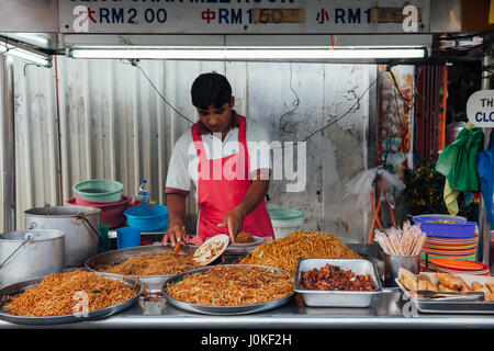 George Town, Malesia - 22 Marzo 2016: uomo vende kway teow tagliatelle presso Kimberly cibo di strada del mercato notturno su Marzo 22, 2016 di George Town, Penang Foto Stock