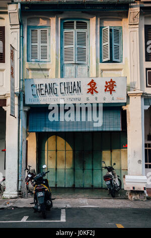 George Town, Malesia - 22 Marzo 2016: moto parcheggiata vicino alla vecchia bottega edificio nel patrimonio mondiale di UNESCO zona di buffer di George Town, Penang, Malaysia Foto Stock