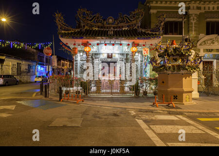 George Town, Malesia - 24 Marzo 2016: vista del tramonto del Choo Chay Keong tempio adiacente a Yap Kongsi clan house, Armenian Street, George Town, Penan Foto Stock