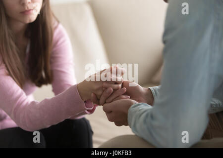 Primo piano della holding uomo donna di pianto le mani, compassione e comfor Foto Stock