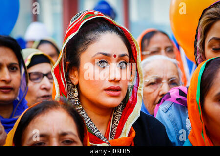 Una donna Sikh, in mezzo alla folla a celebrazioni religiose di Vaishakhi, il Festival di Primavera, Glasgow, Scotland, Regno Unito Foto Stock