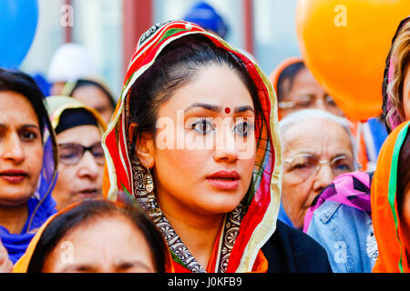 Una donna Sikh, in mezzo alla folla a celebrazioni religiose di Vaishakhi, il Festival di Primavera, Glasgow, Scotland, Regno Unito Foto Stock