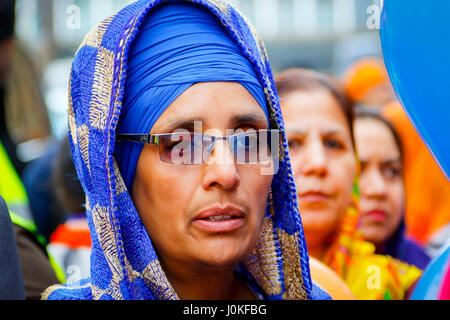 Una donna Sikh, in mezzo alla folla a celebrazioni religiose di Vaishakhi, il Festival di Primavera, Glasgow, Scotland, Regno Unito Foto Stock