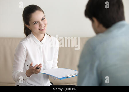 Applicazione per un colloquio di lavoro, femmina psicologo parlando di pat Foto Stock