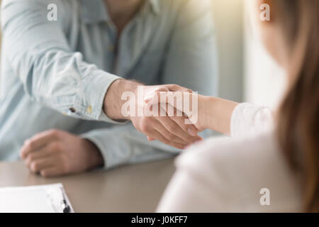 Accordo commerciale stretta di mano di un uomo e di una donna in ufficio Foto Stock