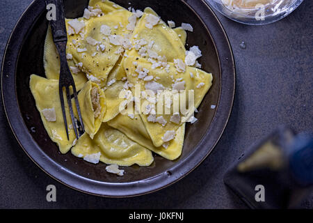Ravioli di funghi e formaggio parmigiano Foto Stock