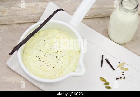 La vaniglia budino di riso in smalto bianco pot Foto Stock