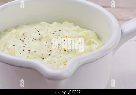 La vaniglia budino di riso in smalto bianco pot Foto Stock