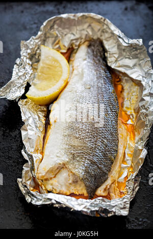 Branzino al cartoccio con limone Foto Stock