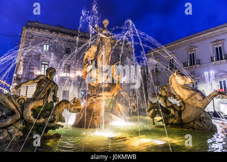 Artemis Fontana (chiamato anche Fontana Diana) e Banco di Sicilia su Archimede (Piazza Archimede) sull'isola di Ortigia, Siracusa, Sicilia, Italia Foto Stock