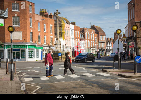 Le persone che attraversano la strada, Tewkesbury, GLOUCESTERSHIRE REGNO UNITO Foto Stock