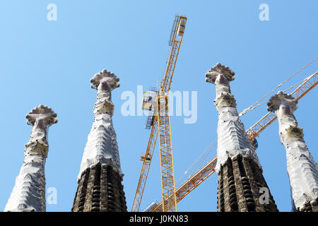 Barcellona, Spagna - 27 Maggio 2015: vista sulla costruzione della Basilica della Santa Famiglia (Sagrada Familia) il 27 maggio 2015 a Barcellona, Spagna. Fino a Foto Stock