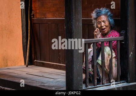 Un sorridente old Lady nella città vecchia di Kathmandu, Nepal Foto Stock