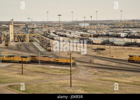 Bailey treno cantiere, il più grande del mondo treno cantiere di classificazione, vista dal ponte di osservazione al Golden Spike Tower, North Platte, Nebraska. Foto Stock