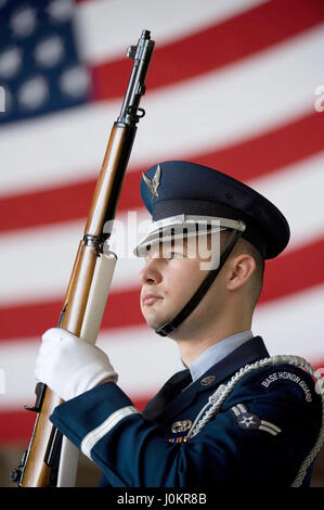 Airman 1. Classe Andrew Des Marias, a Dover Air Force Base di guardia d'onore gli stati, si trova in corrispondenza della posizione di 'porta bracci' prima di iniziare la manutenzione 436th gruppo modifica del comando cerimonia, Foto Stock