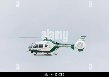 Spagnolo in elicottero Eurocopter EC135 (Airbus H135), della Guardia Civil è lo sbarco a Castellon de la Plana's airfield. Giorno nuvoloso. L'estate. Foto Stock