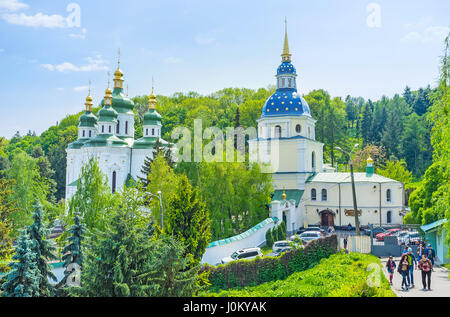 KIEV, UCRAINA - 2 MAGGIO 2016: L'ingresso principale al monastero di Vydubychi situato accanto all'uscita dal giardino botanico, il 2 maggio, a Kiev Foto Stock