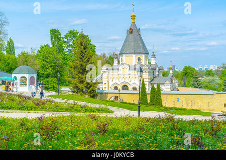 KIEV, UCRAINA - 2 Maggio 2016: Chiesa del vivificante molla precedentemente una pompa-house con santo monastero acqua, il 2 maggio a Kiev Foto Stock