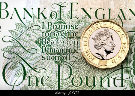 British pound coin - dodici facciate bimetallici di 2017 release (datata 2016) su un vecchio pound nota Foto Stock