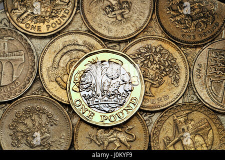 British pound coin - dodici facciate bimetallici di 2017 release (datata 2016) sui vecchi modelli Foto Stock